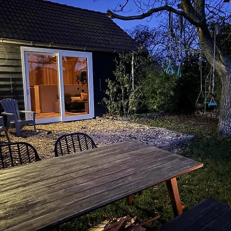Houten Met Keuken En Tuin In Halsteren, Bergen Op Zoom Halsteren
