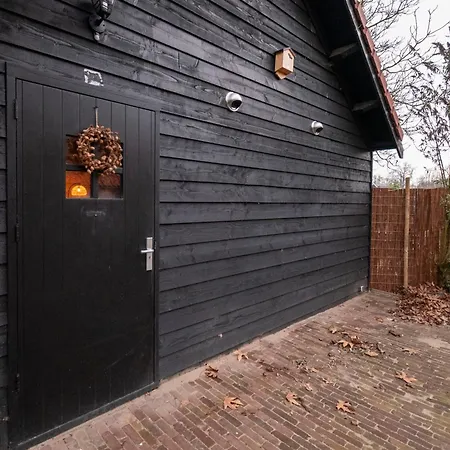 Holiday home Houten Met Keuken En Tuin In Halsteren, Bergen Op Zoom *