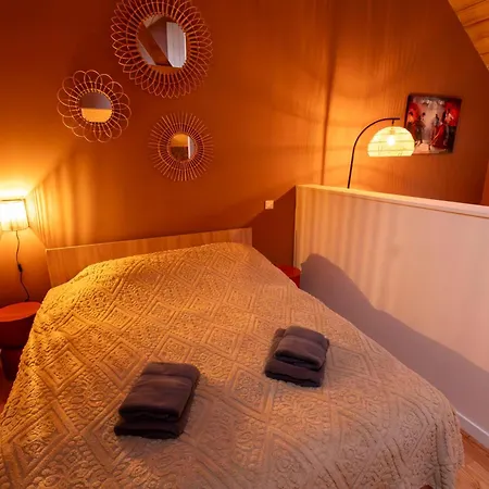 Holiday home Houten Met Keuken En Tuin In Halsteren, Bergen Op Zoom