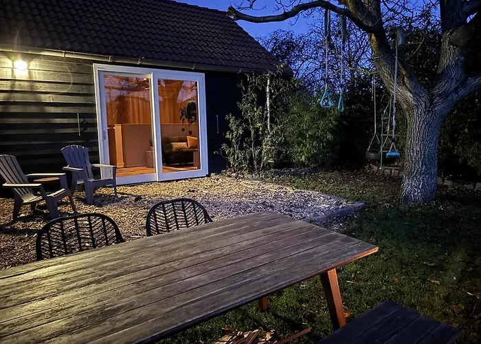 Houten Met Keuken En Tuin In Halsteren, Bergen Op Zoom Halsteren